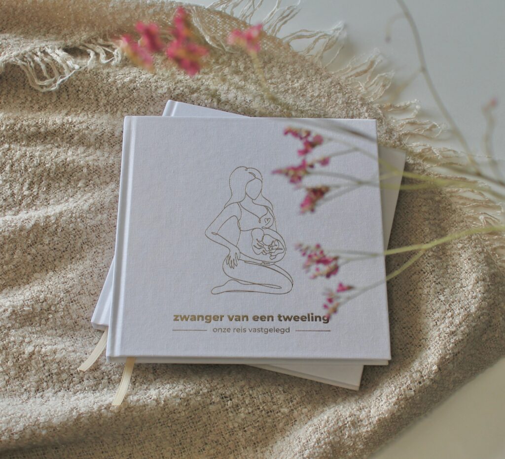 Invulboek van linnen en goudfolie zwangere vrouw tweeling